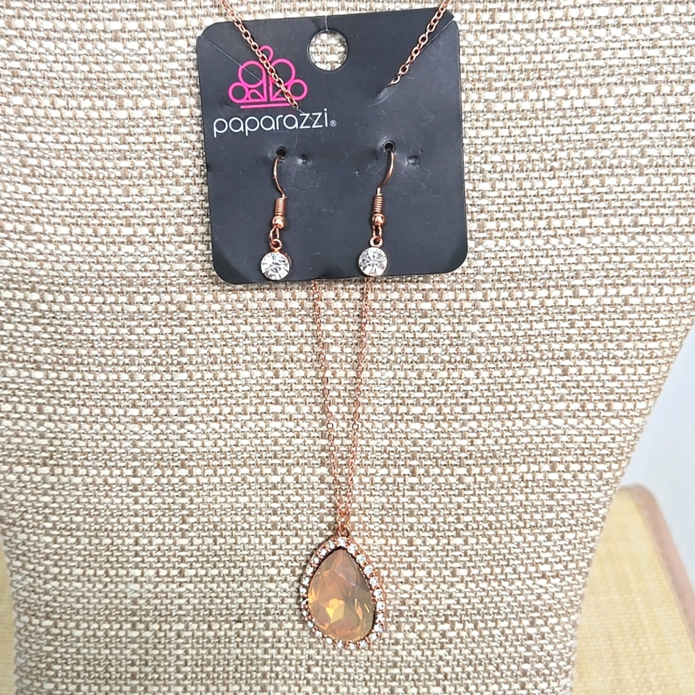 Gold Teardrop Pendant Necklace with Elegant Earings Set